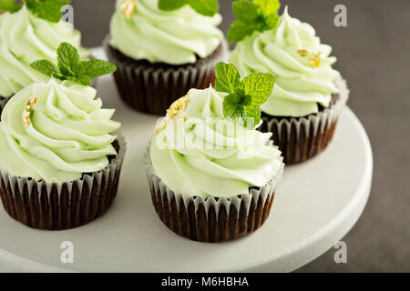 Cioccolato tortini di menta con glassa di verde Foto Stock