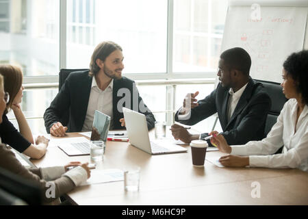 I dirigenti aziendali a discutere idee di progetto in team di incontro con Foto Stock
