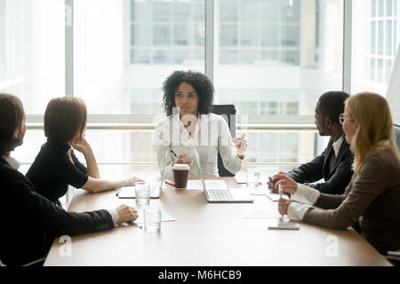 Femmina nero boss conduce riunioni aziendali a parlare con diverse b Foto Stock