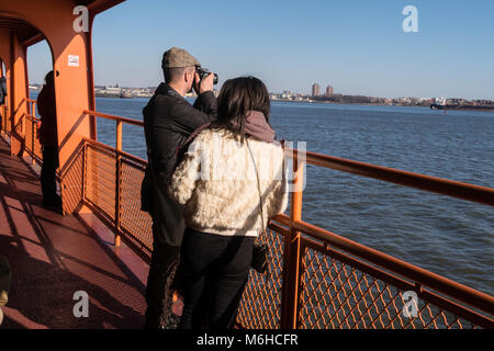 I turisti a bordo di Staten Island Ferry nel porto di New York, New York, Stati Uniti d'America Foto Stock