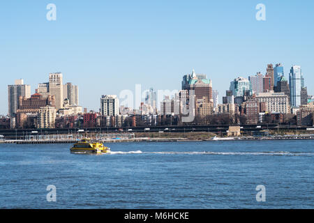 Taxi d'acqua sull'East River con lo skyline di Brooklyn in background, NYC, STATI UNITI D'AMERICA Foto Stock