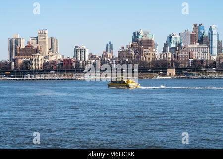 Taxi d'acqua sull'East River con lo skyline di Brooklyn in background, NYC, STATI UNITI D'AMERICA Foto Stock