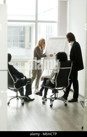 Multi-etnico business partner per discutere di nuove idee in sala riunioni Foto Stock