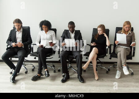 Sottolineato nervoso richiedenti lavoro preparazione per il colloquio in attesa Foto Stock