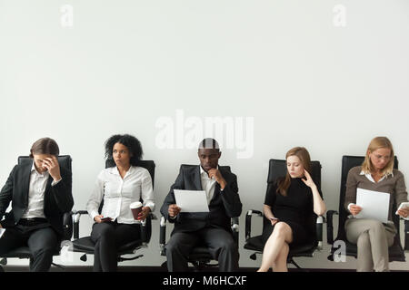 Sottolineato nervoso richiedenti lavoro preparazione per il colloquio in attesa Foto Stock