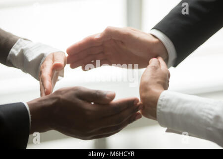 Le mani di africano multirazziale e caucasico le persone che entrano nel FIC Foto Stock