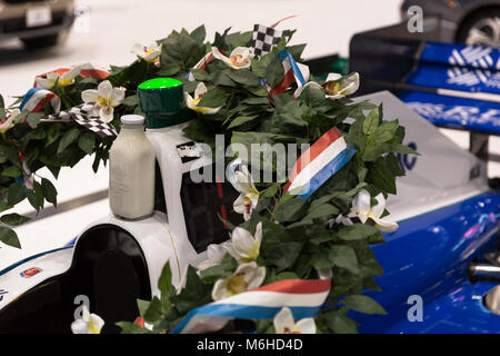 Auto di IndyCar Indy 500 vincitore Takuma Sato con bottiglia di latte e corona - 2018 Chicago Auto Show Foto Stock