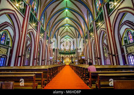 Un uomo è in preghiera all'interno della Cattedrale di Saint Mary o Cattedrale dell Immacolata Concezione, una cattedrale cattolica si trova nel centro della città Foto Stock