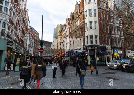 Vista di edifici e persone al di fuori di Leicester Square - Londra, Inghilterra - UK Foto Stock