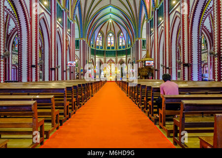 Un uomo è in preghiera all'interno della Cattedrale di Saint Mary o Cattedrale dell Immacolata Concezione, una cattedrale cattolica si trova nel centro della città Foto Stock