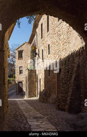 Belle vecchie case di pietra in spagnolo antico borgo, Pals, in Costa Brava Foto Stock