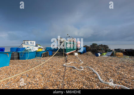 Barche da pesca e reti sulla spiaggia Walmer, trattare, Kent, Regno Unito Foto Stock