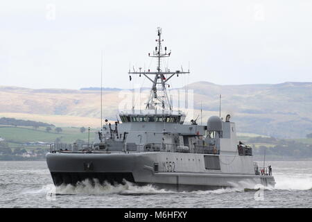 KNM Rauma (M352), un Alta-class minesweeper gestito dalla Royal Navy norvegese, passando Greenock all'inizio dell'esercizio comune della Warrior 17-2. Foto Stock