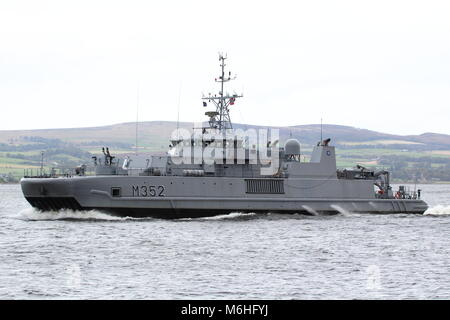 KNM Rauma (M352), un Alta-class minesweeper gestito dalla Royal Navy norvegese, passando Greenock all'inizio dell'esercizio comune della Warrior 17-2. Foto Stock