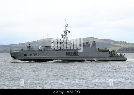 KNM Rauma (M352), un Alta-class minesweeper gestito dalla Royal Navy norvegese, passando Greenock all'inizio dell'esercizio comune della Warrior 17-2. Foto Stock