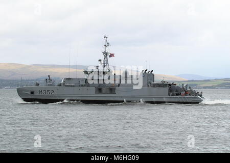 KNM Rauma (M352), un Alta-class minesweeper gestito dalla Royal Navy norvegese, passando Greenock all'inizio dell'esercizio comune della Warrior 17-2. Foto Stock