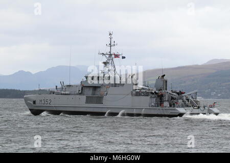 KNM Rauma (M352), un Alta-class minesweeper gestito dalla Royal Navy norvegese, passando Greenock all'inizio dell'esercizio comune della Warrior 17-2. Foto Stock