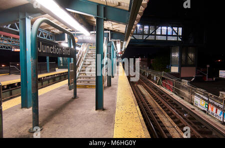 Giunzione MTA BLVD station di notte Foto Stock