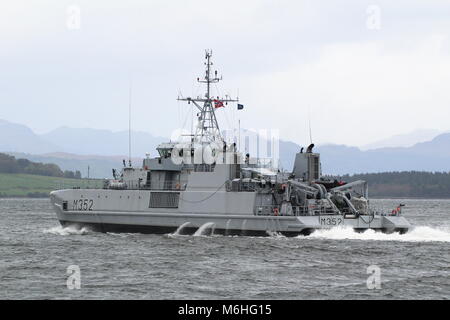 KNM Rauma (M352), un Alta-class minesweeper gestito dalla Royal Navy norvegese, passando Greenock all'inizio dell'esercizio comune della Warrior 17-2. Foto Stock