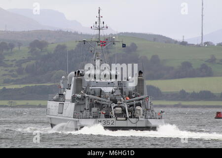 KNM Rauma (M352), un Alta-class minesweeper gestito dalla Royal Navy norvegese, passando Greenock all'inizio dell'esercizio comune della Warrior 17-2. Foto Stock