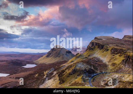 Guardando verso sud lungo la penisola di Trotternish dal Quiraing all'alba. Foto Stock