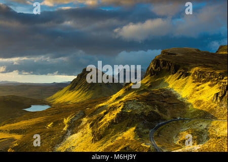 Guardando verso sud lungo la penisola di Trotternish dal Quiraing all'alba. Foto Stock