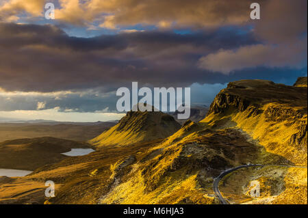 Guardando verso sud lungo la penisola di Trotternish dal Quiraing all'alba. Foto Stock