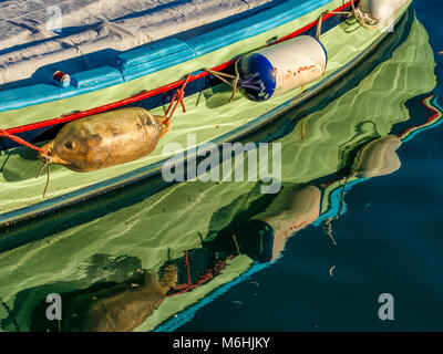 Ormeggiata barche da pesca sul isola di Procida, Italia Foto Stock