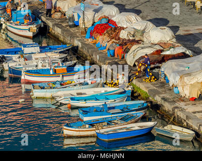 Ormeggiata barche da pesca sul isola di Procida, Italia Foto Stock