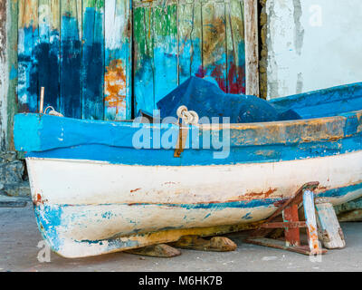 Ormeggiata barche da pesca sul isola di Procida, Italia Foto Stock