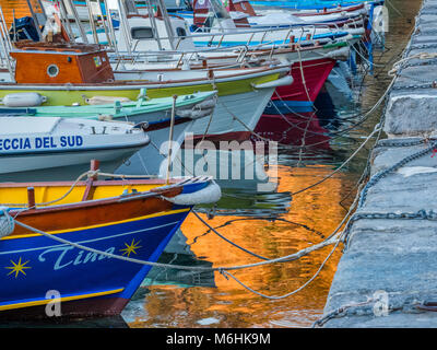 Ormeggiata barche da pesca sul isola di Procida, Italia Foto Stock