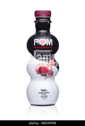 LONDON, Regno Unito - 01 Marzo 2018: una bottiglia di Pom antiossidante meraviglioso 100% pomergranate succo su sfondo bianco Foto Stock