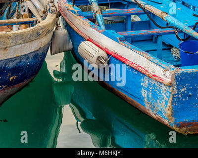 Ormeggiata barche da pesca sul isola di Procida, Italia Foto Stock