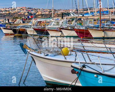 Ormeggiata barche da pesca sul isola di Procida, Italia Foto Stock