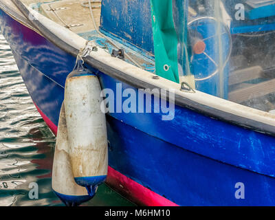Ormeggiata barche da pesca sul isola di Procida, Italia Foto Stock