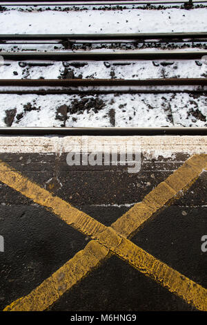 Tenere dietro la linea gialla, particolarmente in condizioni di neve Foto Stock