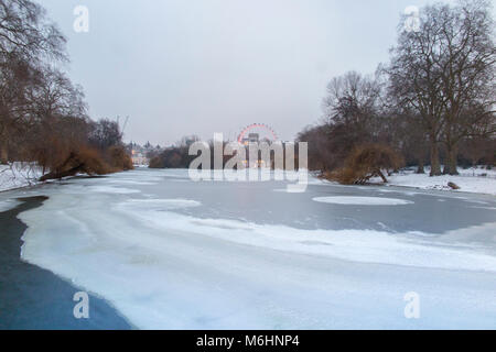 Horseguard's Parade e il London Eye presi dall'interno di St James Park Foto Stock
