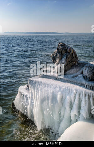 Coperti di ghiaccio Bavarian Lion su un gelido inverno giorno in Tutzing sul Lago di Starnberg, Alta Baviera, Baviera, Germania Foto Stock