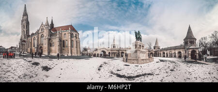 Budapest Buda Castle. Vista su Cattolica Romana Chiesa di Mattia e il Bastione dei Pescatori e la chiesa di Santo Stefano statua. Famosa destinazione turistica in Ungheria. Foto Stock