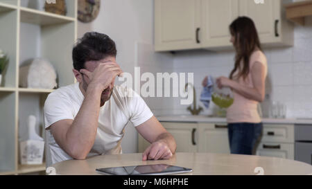 Sistema nervoso giovane donna quarreling con l uomo, infastidita marito ignorando la moglie, rottura Foto Stock