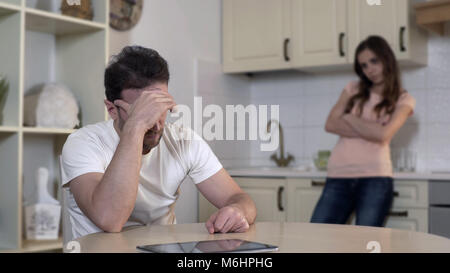 Offeso il marito e la moglie in silenzio dopo un conflitto, problemi nel matrimonio, divorzio Foto Stock