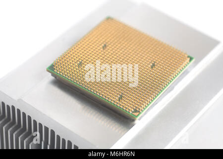 Unità di elaborazione centrale CPU microchip su metallo isolato dello scambiatore di calore Foto Stock