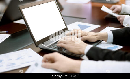Man digitando su laptop alla riunione, team manager rendendo presentazione aziendale Foto Stock
