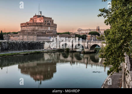 Vista di Castel Sant'Angelo e il ponte dello stesso nome dalla banchina del fiume Tevere a Roma, Italia Foto Stock