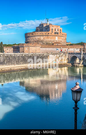 Vista di Castel Sant'Angelo e il ponte dello stesso nome dalla banchina del fiume Tevere a Roma, Italia Foto Stock