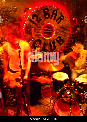 2002, una band sul palco del famoso 12 Bar Club. Un live music venue in Soho, noto come la Gran Bretagna è " stagno Pin Alley', aperta nel 1994 e molti ben noti musicisti e gruppi giocato lì prima di chiusura nel 2015. Foto Stock