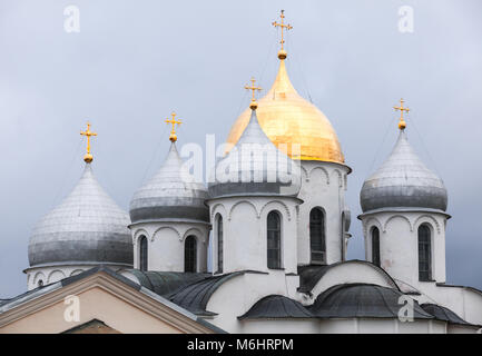 Saint Sophia cupole della cattedrale sotto il cielo nuvoloso, Veliky Novgorod, Russia. Essa fu costruita nel 1045-1050 Foto Stock