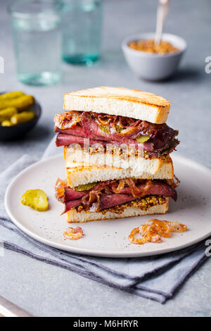 Arrosto di manzo panino su una piastra con sottaceti. Foto Stock