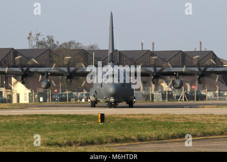 Naso sul colpo di un USAF MC-130J da Mildenhall in base 67th SOS/352 SOWas egli taxi sulla pista per una serata partenza. Foto Stock