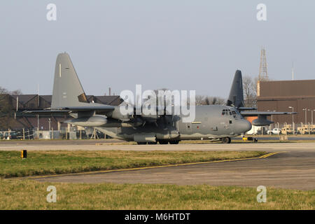 Una coppia di Lockheed Martin MC-130J Hercules da Mildenhall in base 67th SOS/352 a seminare girando sulla pista prima della partenza per una missione di notte. Foto Stock